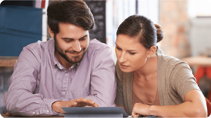 Um casal lendo um documento