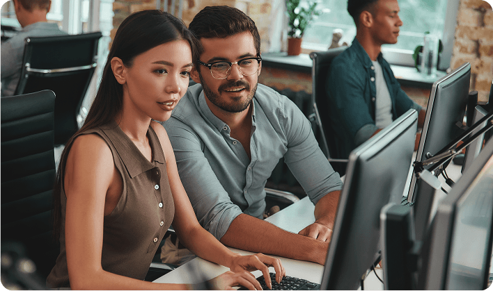 Profissionais colaborando em um projeto no computador